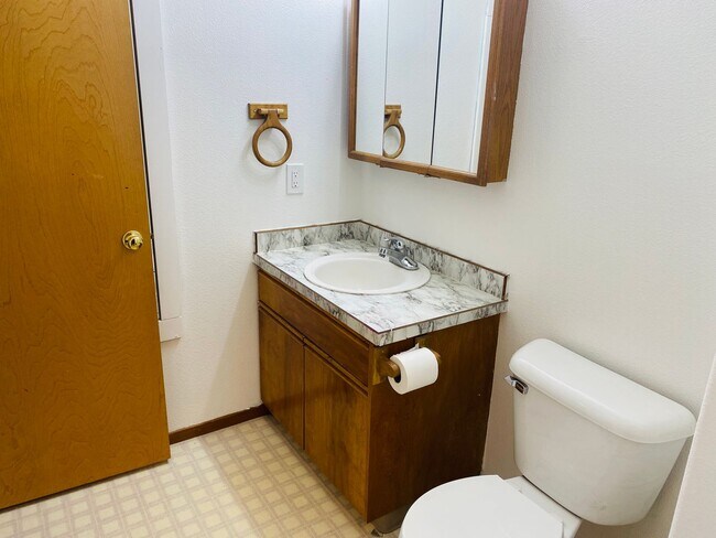 Building Photo - Freshly updated TH unit with private back ...