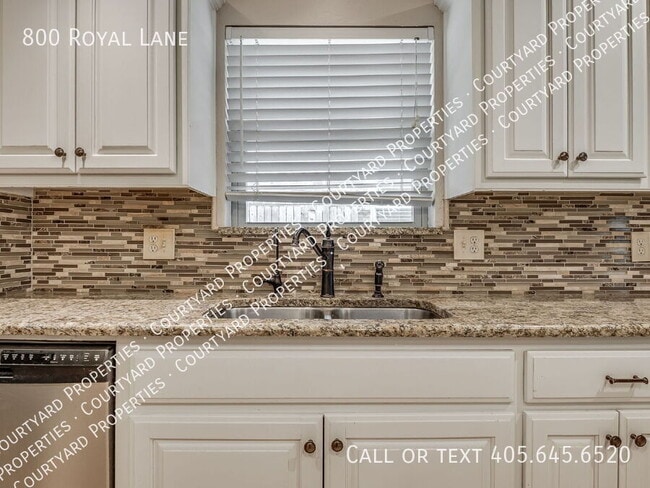 Building Photo - 800 Royal Ln