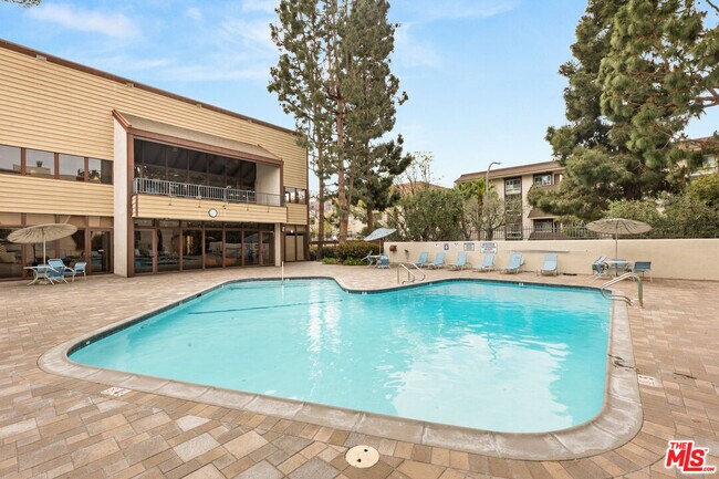 Building Photo - 6000 Canterbury Dr