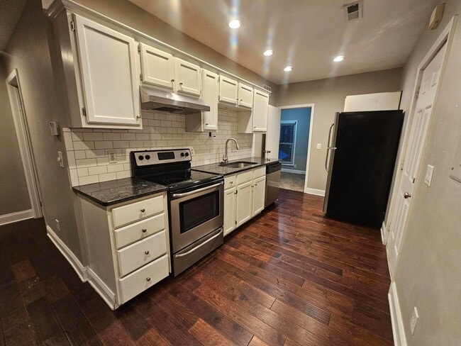 Building Photo - 402 W 3rd Ave