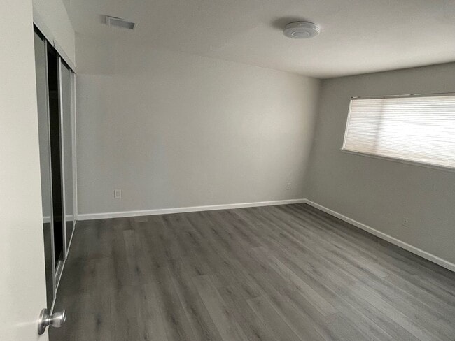 Building Photo - BEAUTIFUL UPGRADED 3 BED 2 BATH