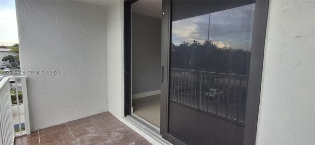 Building Photo - 901 Hillcrest Dr