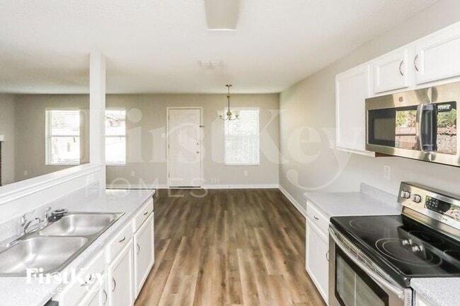 Building Photo - 1610 Cliffbrook Dr