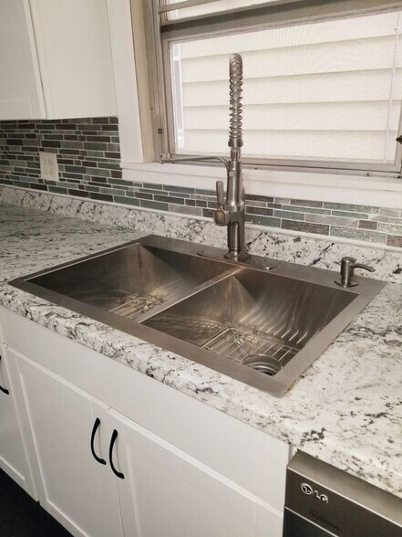 Building Photo - 159 W 10th St