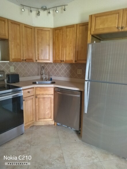 Building Photo - 355 Hastings St