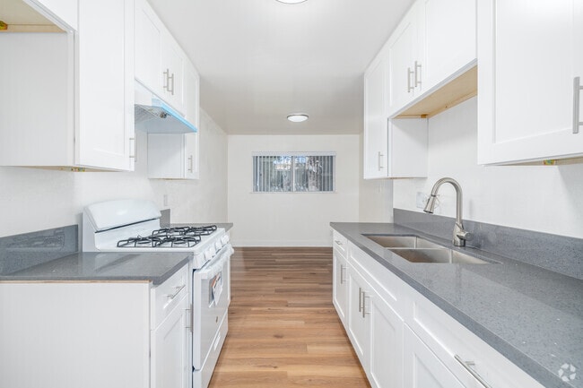 2BR, 1BA - 845SF - Kitchen - Sherman Way Biltmore