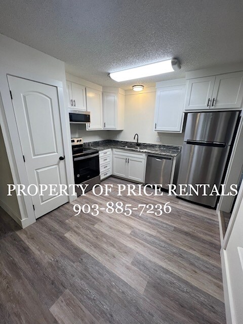 Kitchen - 625 League St S