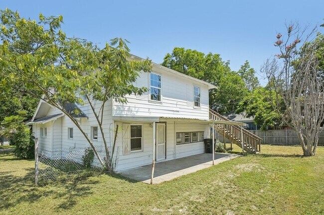 Building Photo - 302 S Wood St