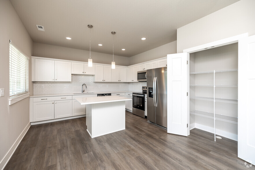 3BR, 2.5BA - 1,600 SF - Kitchen - James Point Luxury Townhomes