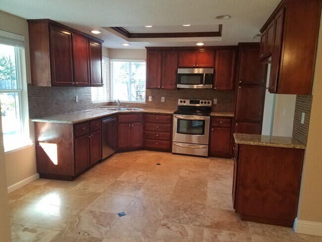 Building Photo - Lovely Roseville Home Close to School, Sho...