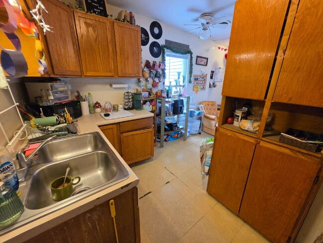 Building Photo - 3 Bedroom, 1 Bathroom with Covered Large Balcony and Off-Street Parking - Available July 1st!