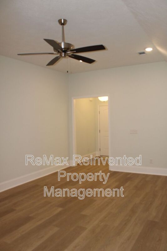 Building Photo - 921 Holbrook Dr