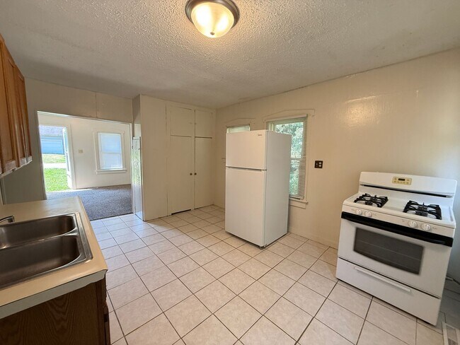 Building Photo - 2-Bedroom Single-Family Home in Vandercook Lake