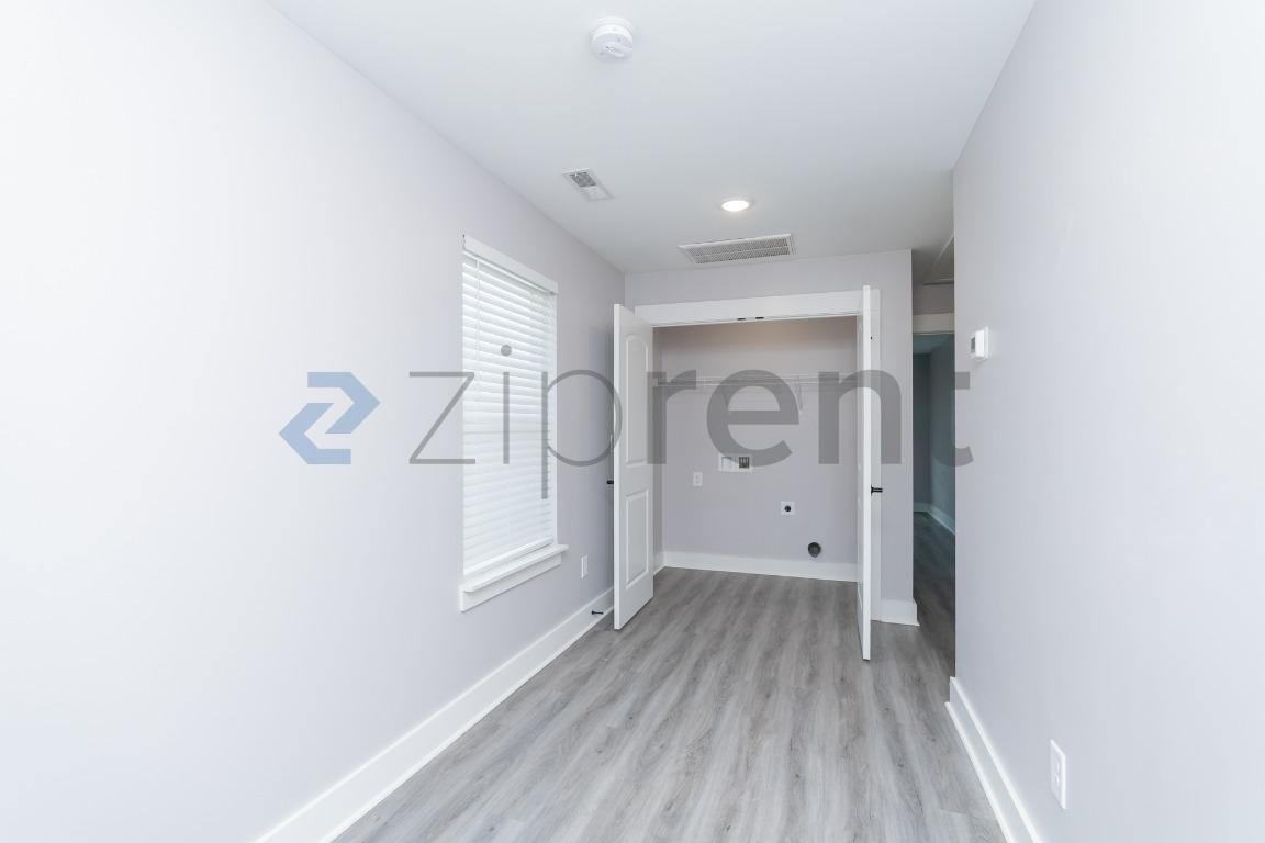Building Photo - Unit 105