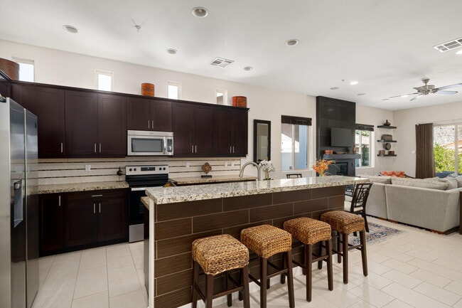 Building Photo - 53385 Avenida Mendoza