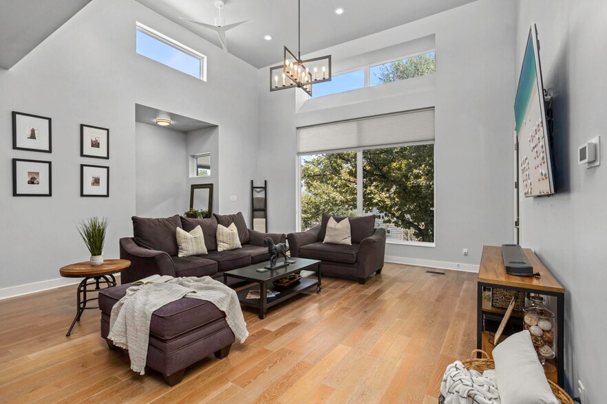 Building Photo - 326 Clay