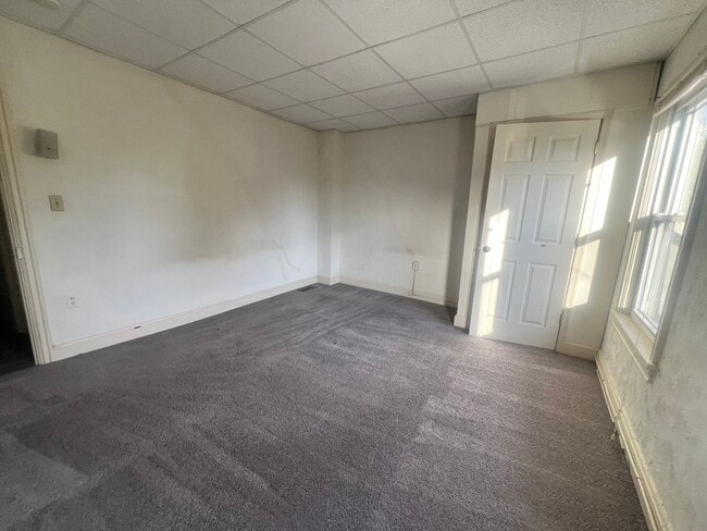 Building Photo - 2-bedroom, 1.5-bathroom home located in th...