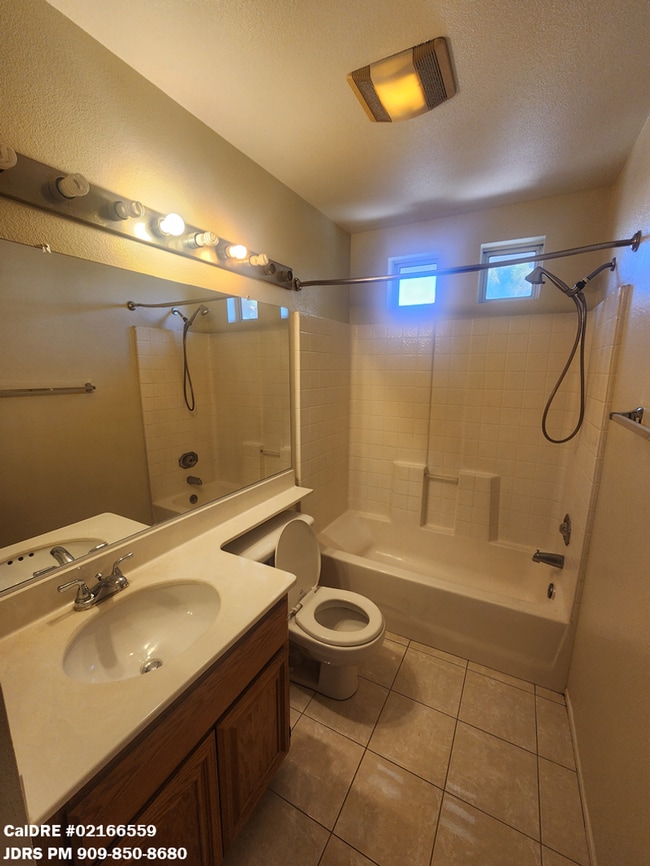 Building Photo - Ontario 3 Bedroom Townhome
