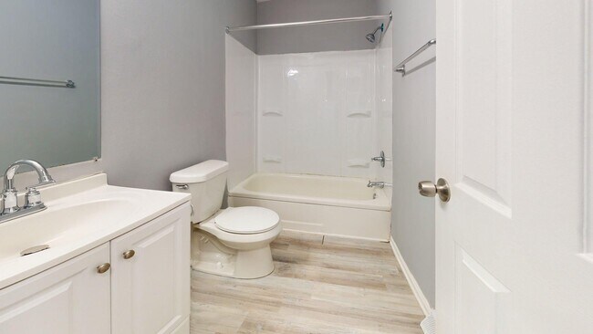 Building Photo - Elyria - updated 2 bedroom/1 bath townhouse.