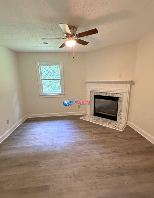 Building Photo - Spacious two master bedrooms split-level house in Decatur