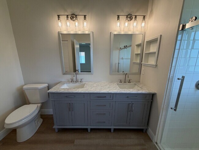 Building Photo - Beautiful Home with Large Great Room!