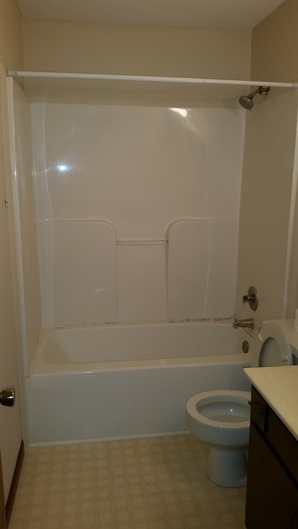 Building Photo - 2 Bedroom, 1.5 Bath Townhouse in Clinton, IA