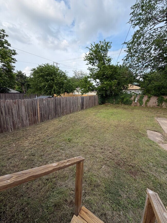 Building Photo - Stylish 2/2 Bungalow with Modern Kitchen & Spacious Backyard