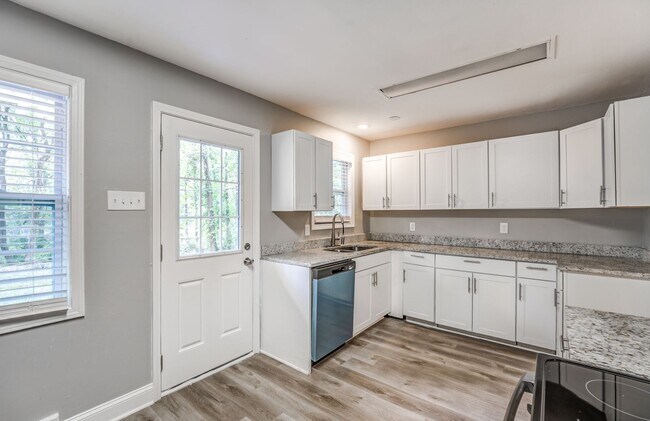 Building Photo - Charming 4-Bedroom, 3-Bath Single-Family H...