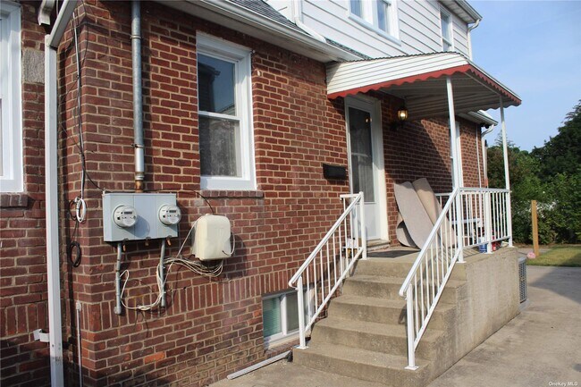 Building Photo - 1934 Freeman Ave