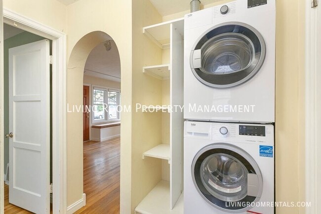 Building Photo - 3135 NE 86th Ave