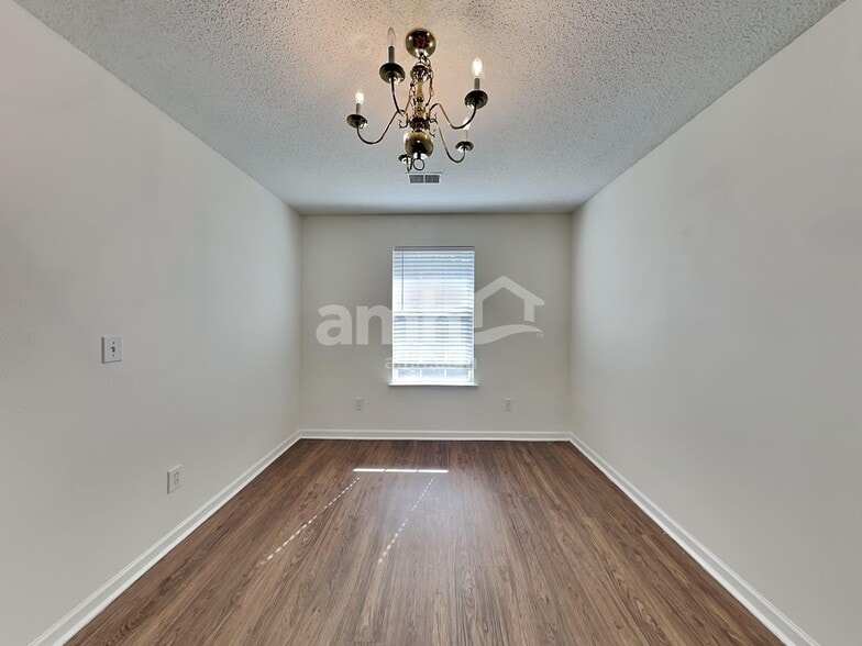 Building Photo - 505 Kingsman Ln