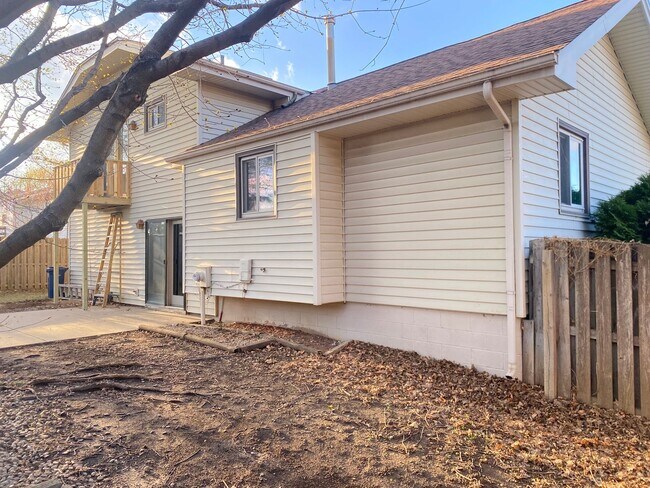 Building Photo - 3BD, 2BTH Bellevue Charmer Ready for YOU, $2,300!!