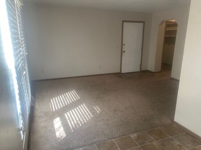 Building Photo - 612 E Madison St