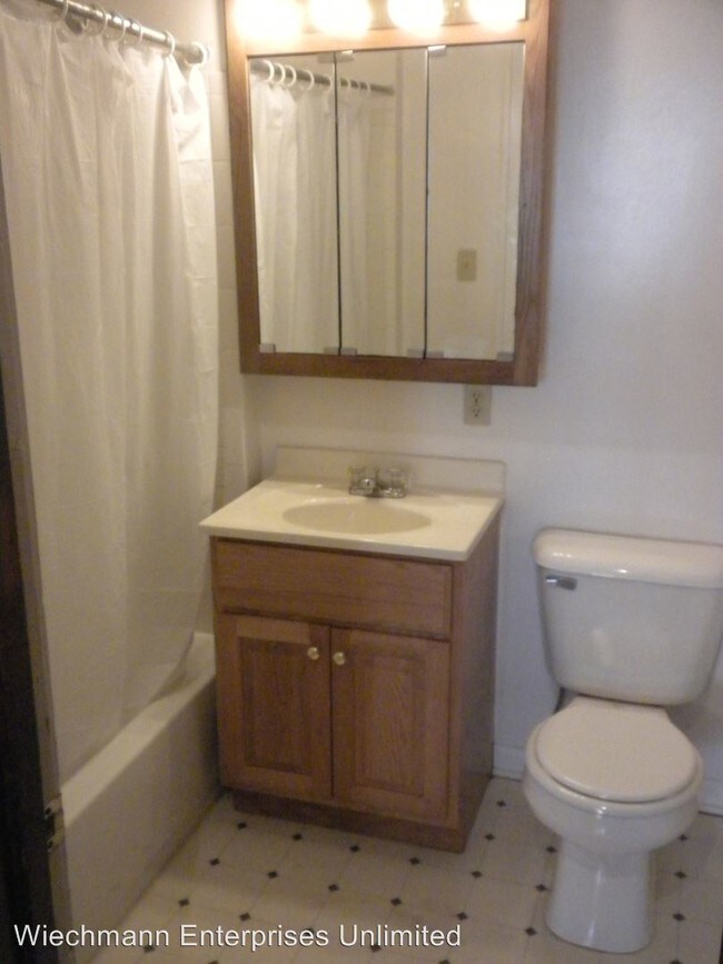 Interior Photo - 2856-2862 N Bartlett Ave