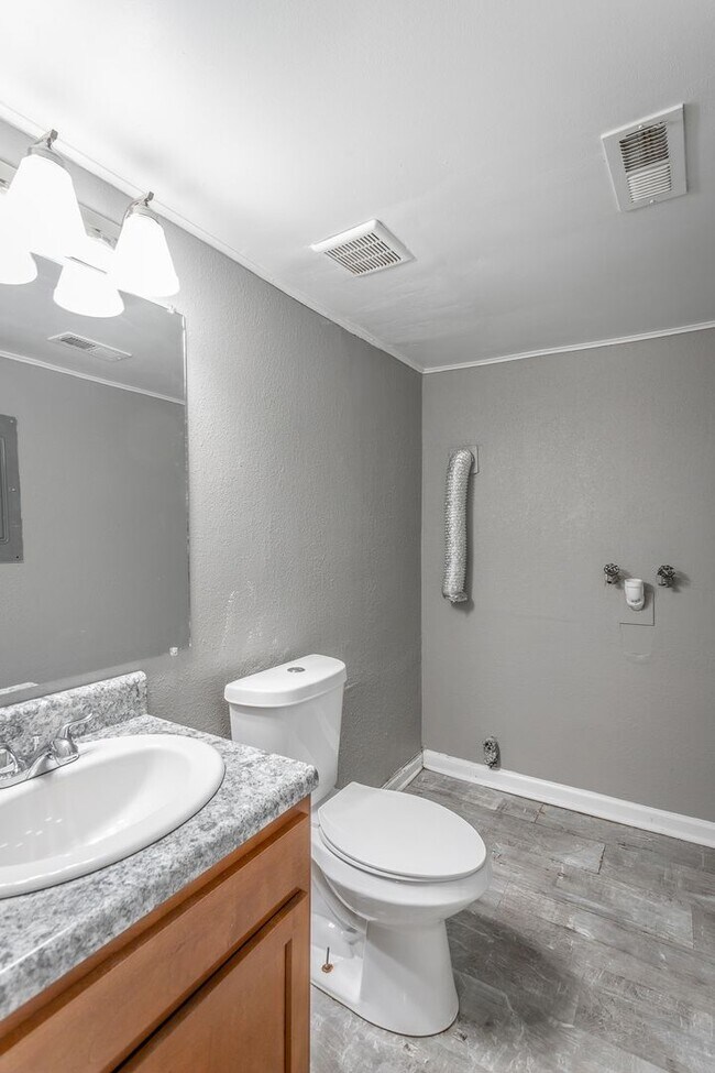 Building Photo - 510 Ely Rd