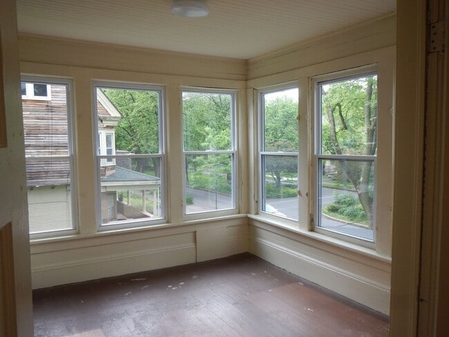 Building Photo - AVAILABLE 6/1/26 - Large House Available O...