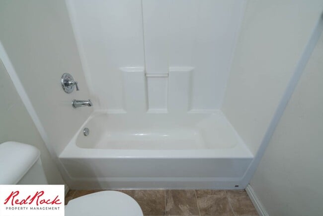 Building Photo - 3 Bedroom & 2.5 Bathroom & Dog Friendly!