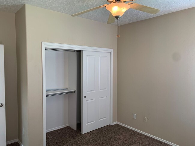 Building Photo - 3 bd / 2.5 bth / 2 car garage near UNM, CN...