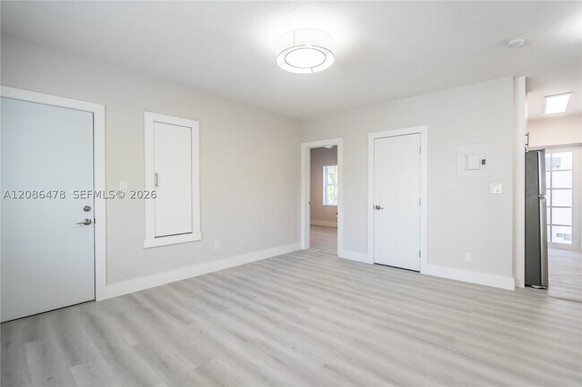 Building Photo - 2418 Flamingo Dr