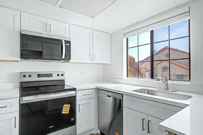 Building Photo - 818 S Westwood