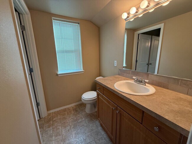 Building Photo - 2 Bed/1.5 Bath Townhome Near the Old Mill