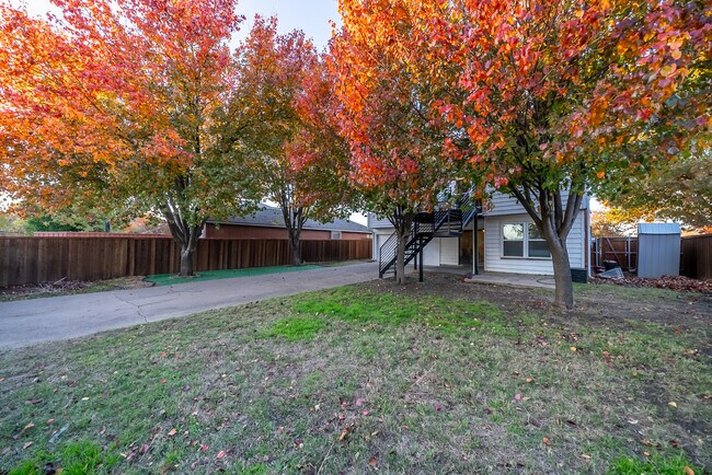 Building Photo - 2301 Summit Dr