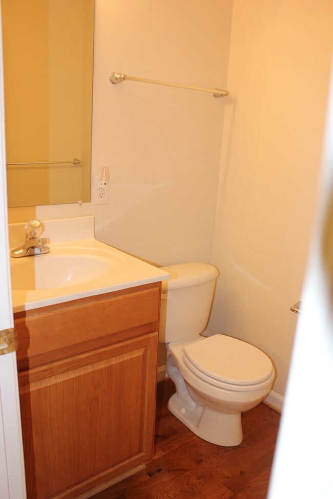 Building Photo - 3 Bedroom, 2.5 Bath Townhouse for Rent