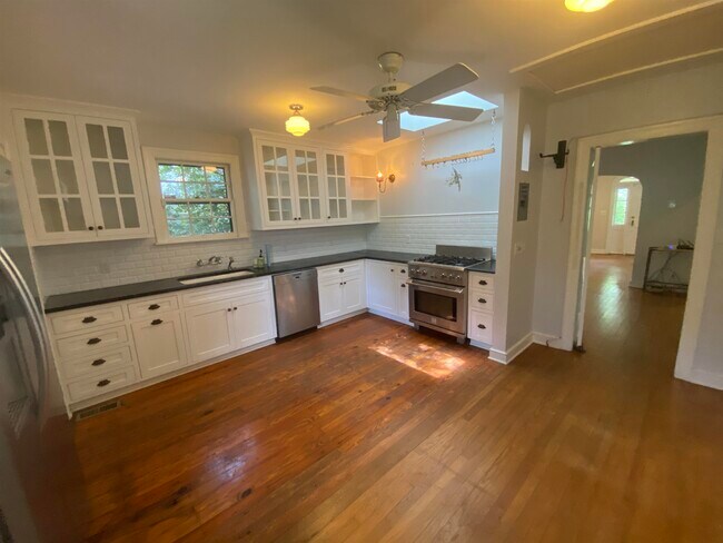 Building Photo - 518 McDaniel St