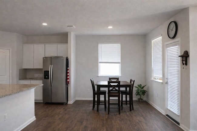 Building Photo - 608 Mais Dr