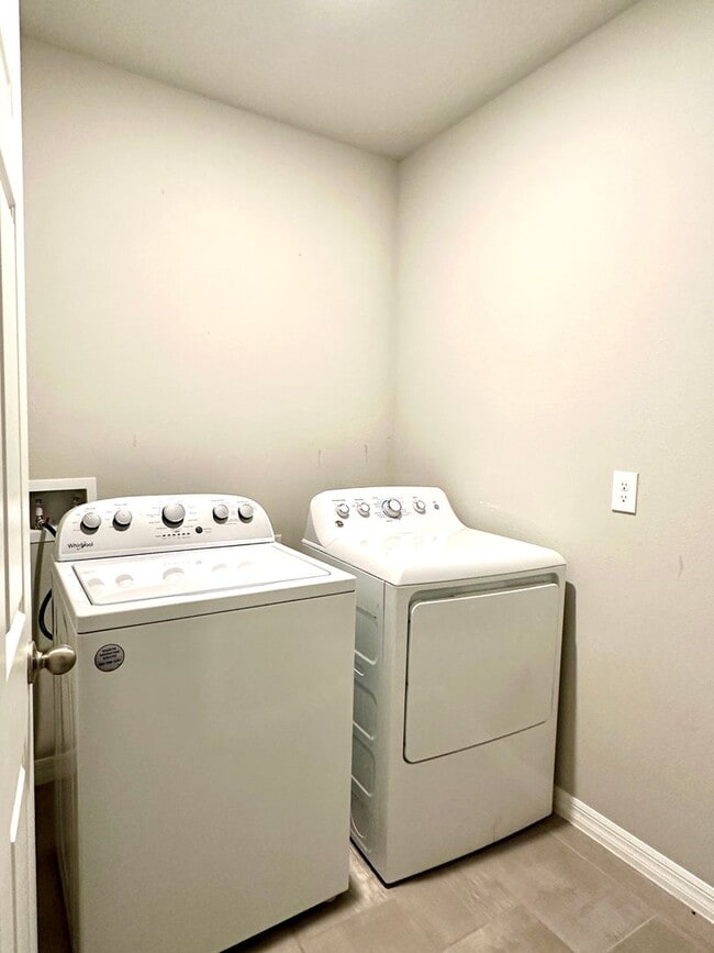 Building Photo - 572 Sun Warbler Wy