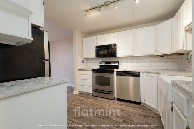 Building Photo - 8720 Phinney Ave N