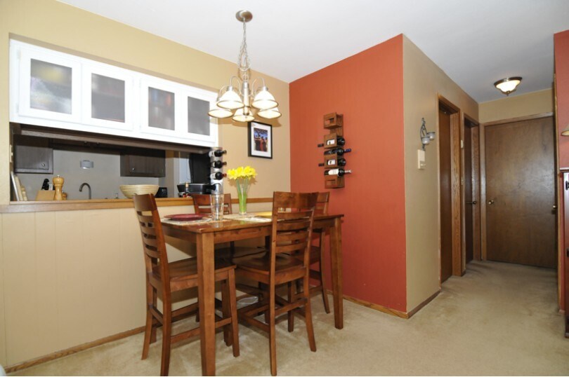 Building Photo - 1551 S Carriage Ln