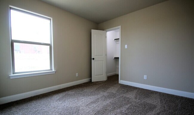Building Photo - No Water Bill. No Lawn Care. Just Move In. | 3BD/2BA Duplex in Weatherford TX | Ready Now — Act F...