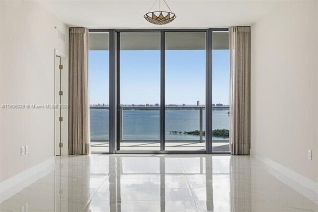 Building Photo - 700 NE 24th St